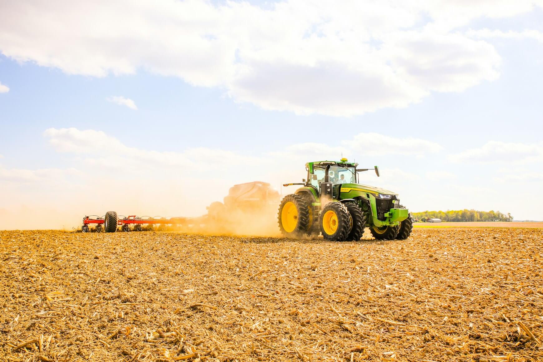John Deere traktorius aria lauką
